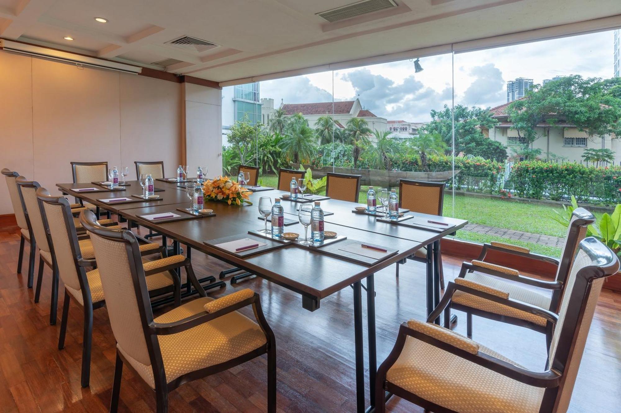 Cinnamon Grand Colombo Exterior foto Meeting room at the hotel