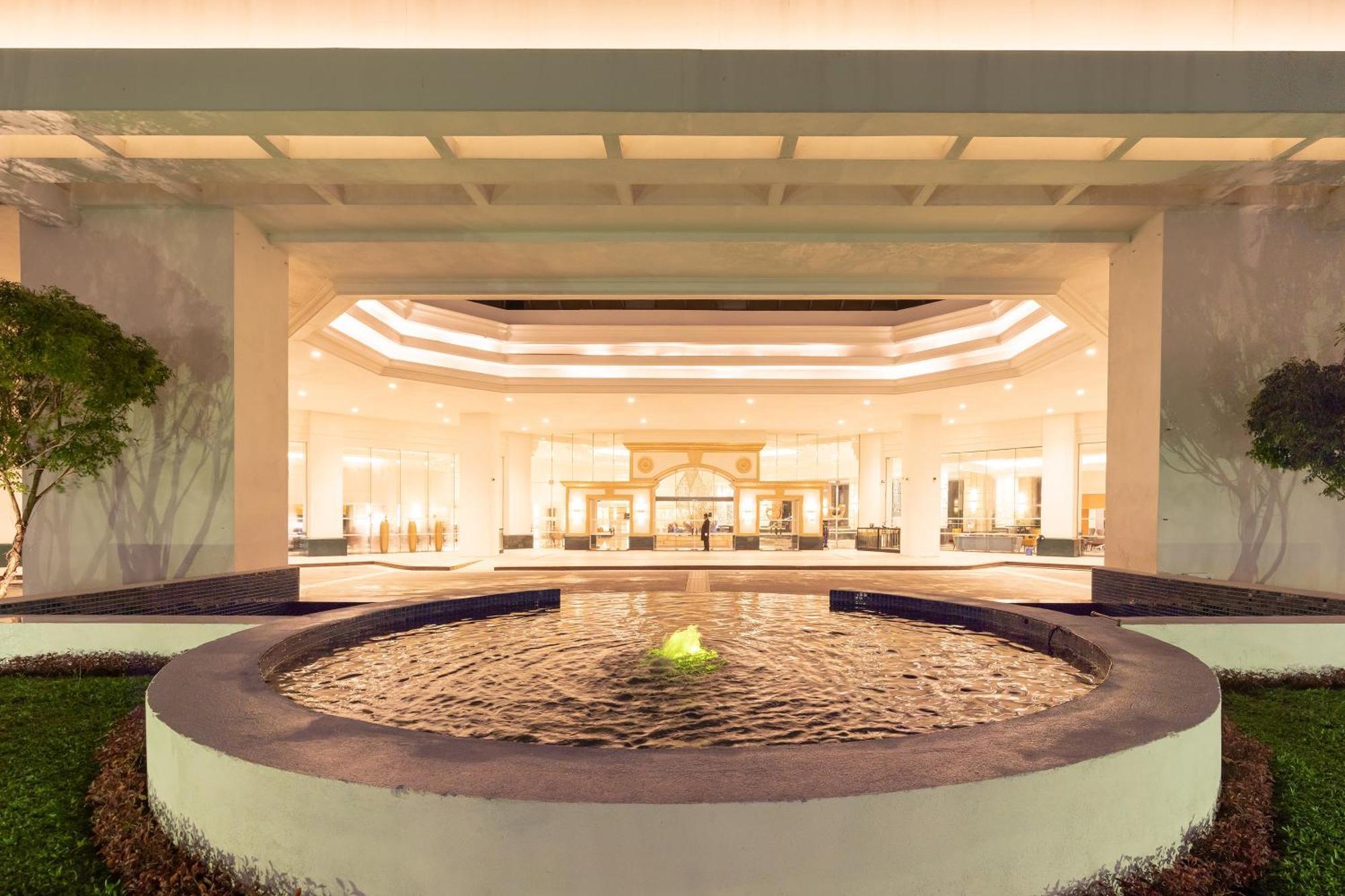 Cinnamon Grand Colombo Exterior foto The lobby of the hotel